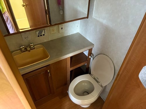 2001 Monaco Knight Motorhome 5.9L Diesel In vendita (immagine 13 di 31)