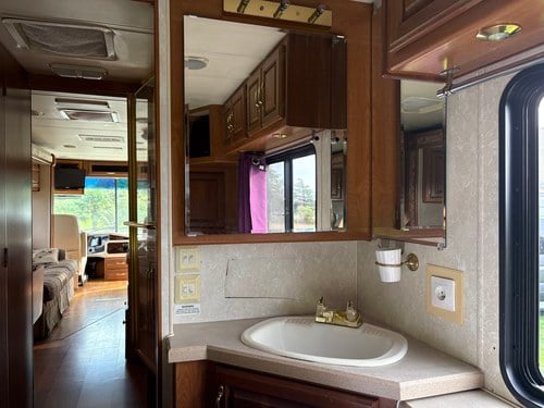 2001 Monaco Knight Motorhome 5.9L Diesel In vendita (immagine 20 di 31)