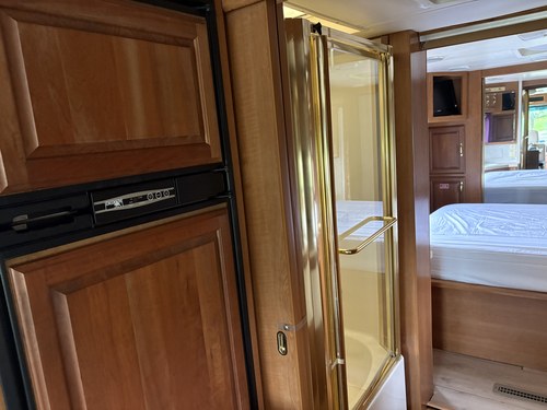 2001 Monaco Knight Motorhome 5.9L Diesel In vendita (immagine 25 di 31)