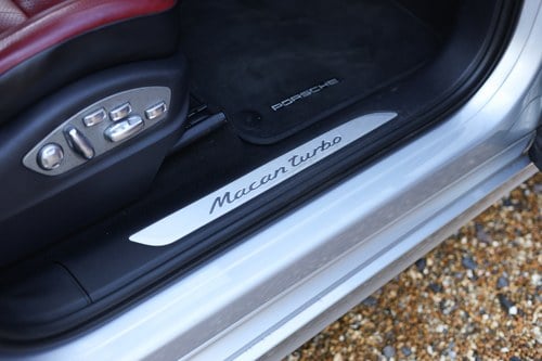 2014 Porsche Macan Turbo à venda (imagem 24 de 318)