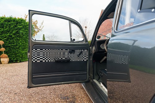 1982 Volkswagen Beetle Award-Winning Evaresto Build: ~180bhp/Air Ride In vendita (immagine 38 di 232)