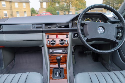 1989 Mercedes-Benz 230E (W124) à venda (imagem 2 de 75)
