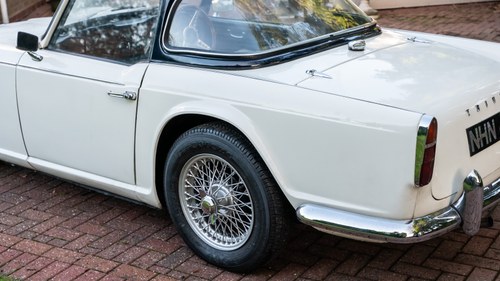 1967 Triumph TR4A IRS Surrey Top In vendita (immagine 150 di 252)