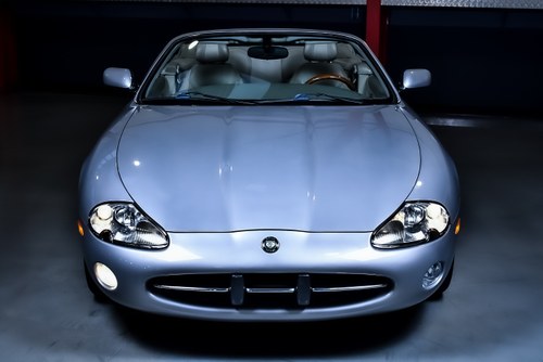 2002 Jaguar XK8 Convertible 4,0L V8 à venda (imagem 3 de 102)