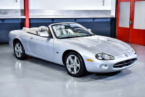 2002 Jaguar XK8 Convertible 4,0L V8 à venda (imagem 11 de 102)