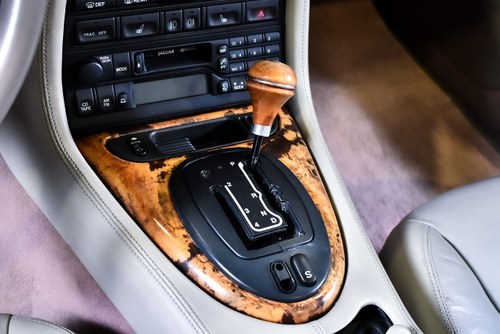 2002 Jaguar XK8 Convertible 4,0L V8 à venda (imagem 40 de 102)