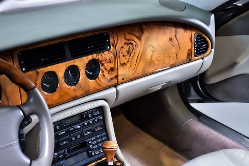 2002 Jaguar XK8 Convertible 4,0L V8 à venda (imagem 42 de 102)