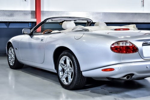 2002 Jaguar XK8 Convertible 4,0L V8 à venda (imagem 92 de 102)