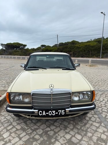 1977 Mercedes-Benz W123 300D Manual For Sale (picture 2 of 83)