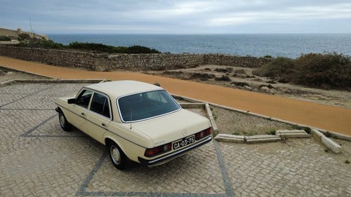 1977 Mercedes-Benz W123 300D Manual For Sale (picture 3 of 83)