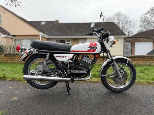 1975 YAMAHA RD250B Vente aux enchères