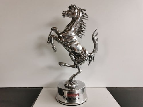 Ferrari Club Italia Cavallino Rampante Statuette In vendita (immagine 1 di 5)