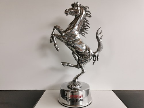 Ferrari Club Italia Cavallino Rampante Statuette In vendita (immagine 3 di 5)