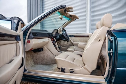 1997 Mercedes C124 E220 Cabriolet For Sale (picture 20 of 146)