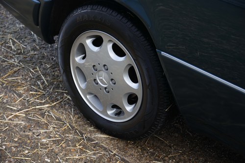 1997 Mercedes C124 E220 Cabriolet For Sale (picture 10 of 146)