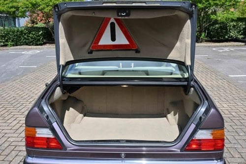 1993 Mercedes-Benz 300 CE W124 till salu (bild 26 av 110)