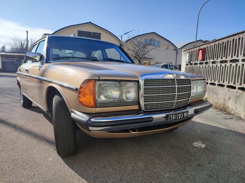 1983 Mercedes-Benz 240 D (W123) In vendita (immagine 1 di 126)