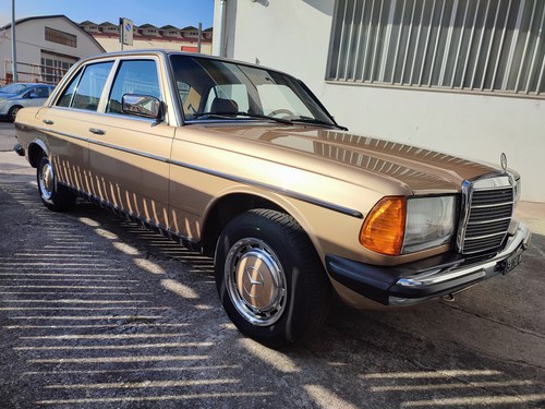 1983 Mercedes-Benz 240 D (W123) In vendita (immagine 26 di 126)