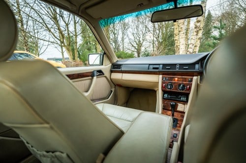 1990 Mercedes-Benz 230CE C124 In vendita (immagine 32 di 101)