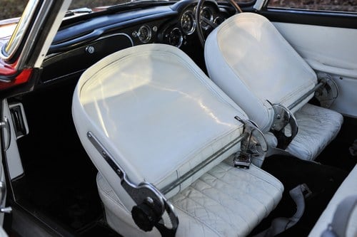 1963 Aston Martin DB4 Series V Vantage ‘Special Series’ Sports Saloon à venda (imagem 8 de 121)