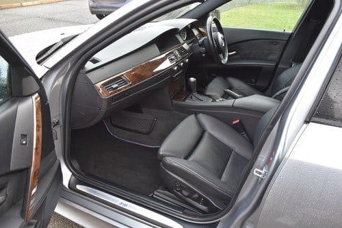 2006 BMW 5 Series 4.8 550i V8 M Sport Touring till salu (bild 19 av 90)