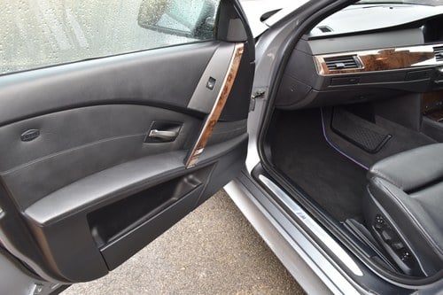 2006 BMW 5 Series 4.8 550i V8 M Sport Touring till salu (bild 20 av 90)