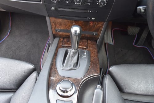 2006 BMW 5 Series 4.8 550i V8 M Sport Touring till salu (bild 21 av 90)