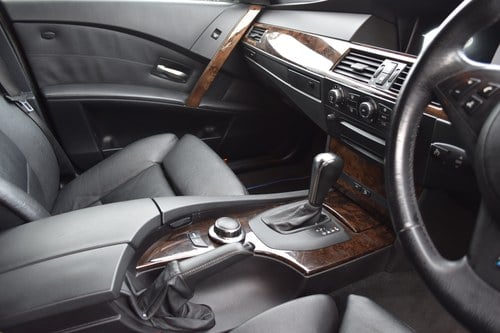 2006 BMW 5 Series 4.8 550i V8 M Sport Touring till salu (bild 30 av 90)