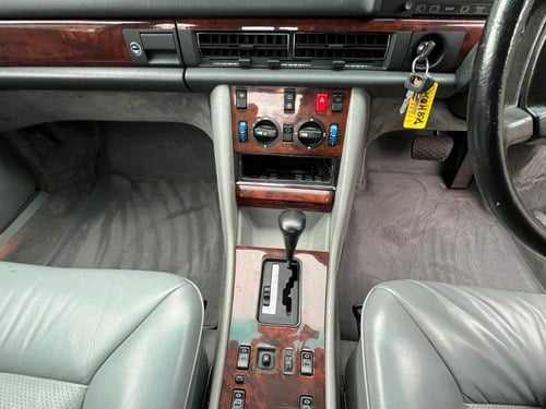 1989 Mercedes-Benz W126 300SE For Sale (picture 10 of 83)