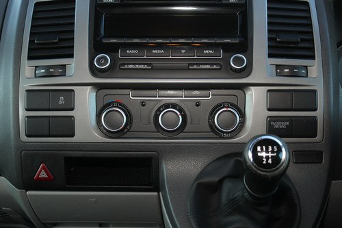 2015 Volkswagen Transporter T28 Highline 102TDI Camper Conversion zum Verkauf (Bild 33 von 142)