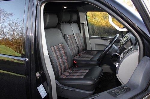 2015 Volkswagen Transporter T28 Highline 102TDI Camper Conversion zum Verkauf (Bild 36 von 142)
