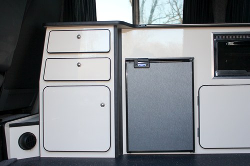 2015 Volkswagen Transporter T28 Highline 102TDI Camper Conversion zum Verkauf (Bild 54 von 142)