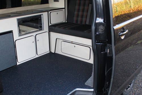 2015 Volkswagen Transporter T28 Highline 102TDI Camper Conversion zum Verkauf (Bild 61 von 142)