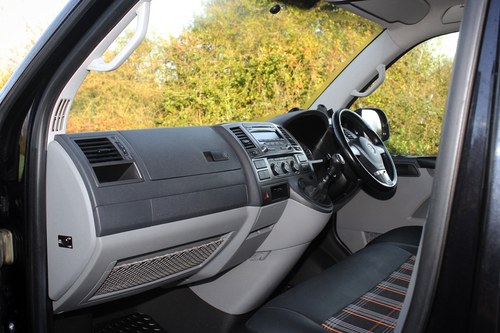 2015 Volkswagen Transporter T28 Highline 102TDI Camper Conversion zum Verkauf (Bild 81 von 142)