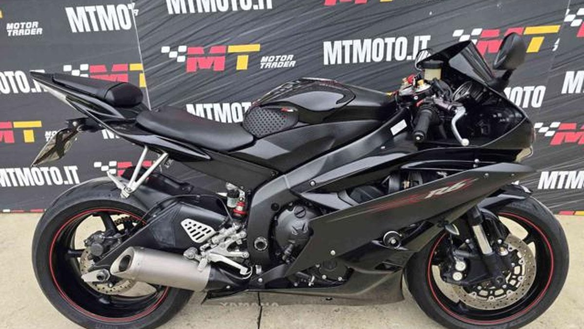 Yamaha R6 Dramatic 2006 Yamaha YZF R6 Schwarz Handschaltgetriebe, 6 Gänge in Italien ...