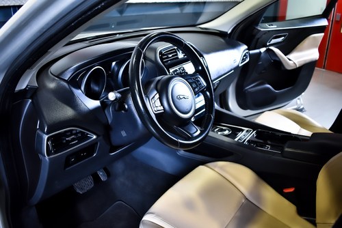 2017 Jaguar F-Pace 35t SUV Premium 3,0L V6 till salu (bild 32 av 82)