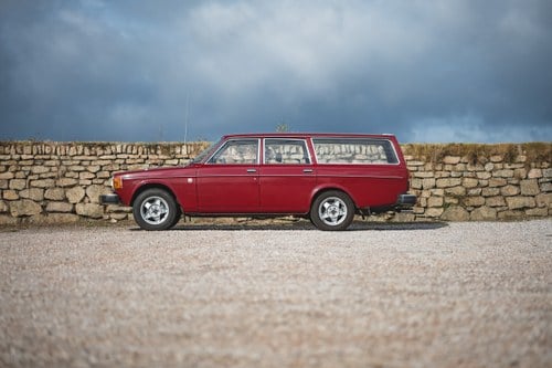 1974 Volvo 145 DL 32,650 miles from new For Sale (picture 7 of 177)