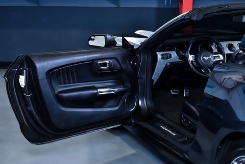 2017 Ford Mustang 2.3L Ecoboost Convertible till salu (bild 36 av 98)