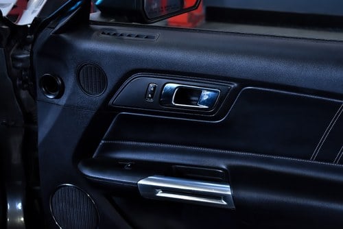 2017 Ford Mustang 2.3L Ecoboost Convertible till salu (bild 45 av 98)