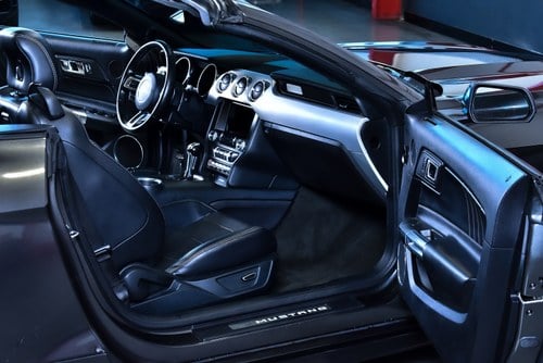 2017 Ford Mustang 2.3L Ecoboost Convertible till salu (bild 46 av 98)