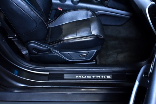2017 Ford Mustang 2.3L Ecoboost Convertible till salu (bild 47 av 98)