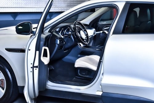 2017 Jaguar F-Pace 35t SUV Premium 3,0L V6 Te koop (foto 25 van 82)