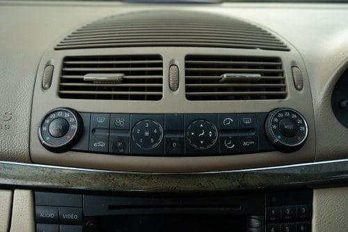 2003 Mercedes E320 Avantgarde (W211) till salu (bild 24 av 165)