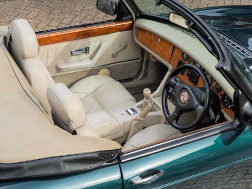 1994 MG RV8 Te koop (foto 39 van 119)