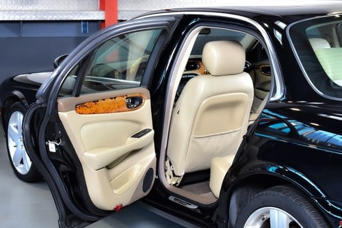 2006 Jaguar XJR (X350) Saloon 4,2L Supercharged V8 till salu (bild 48 av 98)