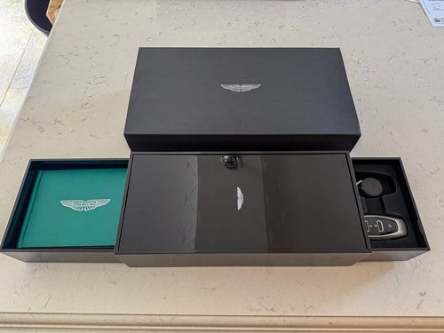 2025 Aston Martin DB12 Te koop (foto 106 van 113)