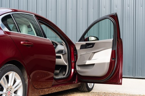 2015 Jaguar XE 25T Portfolio zum Verkauf (Bild 100 von 208)