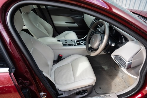 2015 Jaguar XE 25T Portfolio zum Verkauf (Bild 39 von 208)