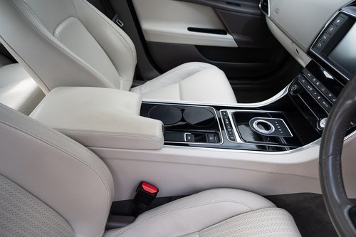 2015 Jaguar XE 25T Portfolio zum Verkauf (Bild 40 von 208)