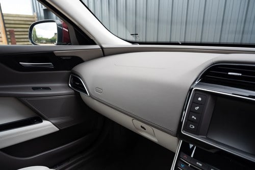 2015 Jaguar XE 25T Portfolio zum Verkauf (Bild 58 von 208)